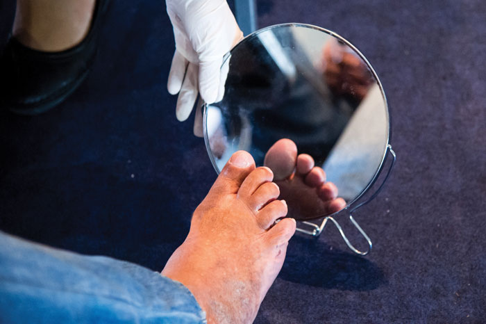 راهنمای بهبودی برای بیماران دیابتی: نکات بهداشت پا برای حفظ سلامتی پاهای شما.