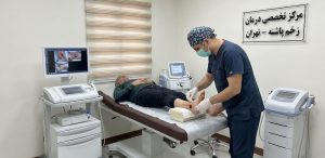 تیم متخصص کلینیک پاشنه تهران در حال بررسی علت و مراحل زخم بستر و ارائه مشاوره درمانی به بیمار.