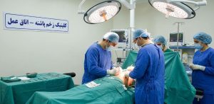 انجام جراحی دبریدمان تخصصی برای درمان علت و مراحل زخم بستر گرید ۳ در ناحیه پشت و کمر بیمار در اتاق عمل.