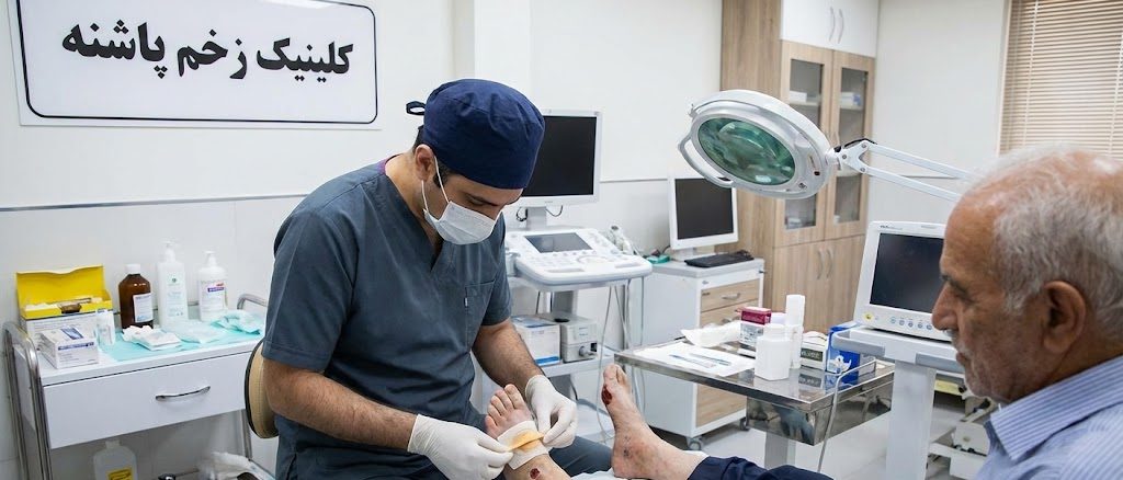 پزشک متخصص در حال انجام مراحل مراقبتی و پانسمان تخصصی بیمار سالمند به عنوان بخشی از پروسه درمان قطعی زخم پای دیابتی در کلینیک پاشنه.