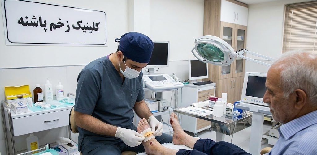 پزشک متخصص در حال انجام مراحل مراقبتی و پانسمان تخصصی بیمار سالمند به عنوان بخشی از پروسه درمان قطعی زخم پای دیابتی در کلینیک پاشنه.