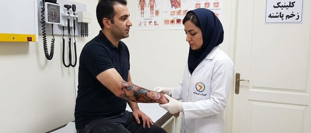 پزشک متخصص در حال معاینه و ارزیابی بالینی برای درمان زخم سوختگی درجه ۳ روی ساعد دست بیمار مرد در کلینیک زخم پاشنه.
