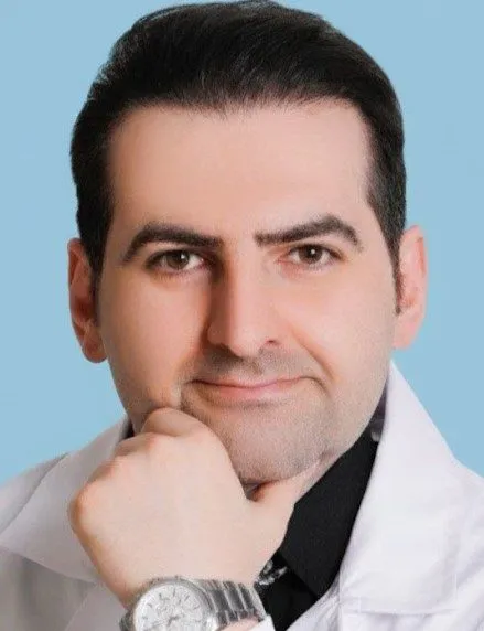 دکتر علی موسوی؛ متخصص جراحی پلاستیک و زیبایی، پیشرو در بازسازی بافت‌های آسیب‌دیده در کلینیک زخم در تهران.