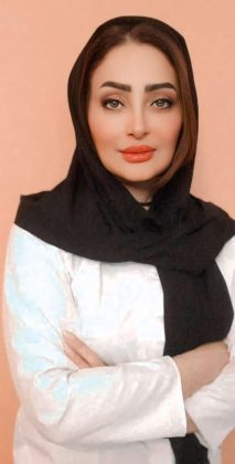 خانم مریم فهمی‌فر درمانگر زخم و مؤسس مرکز درمان زخم پاشنه و کلینیک زخم کده در حال بررسی و ثبت پرونده بیمار