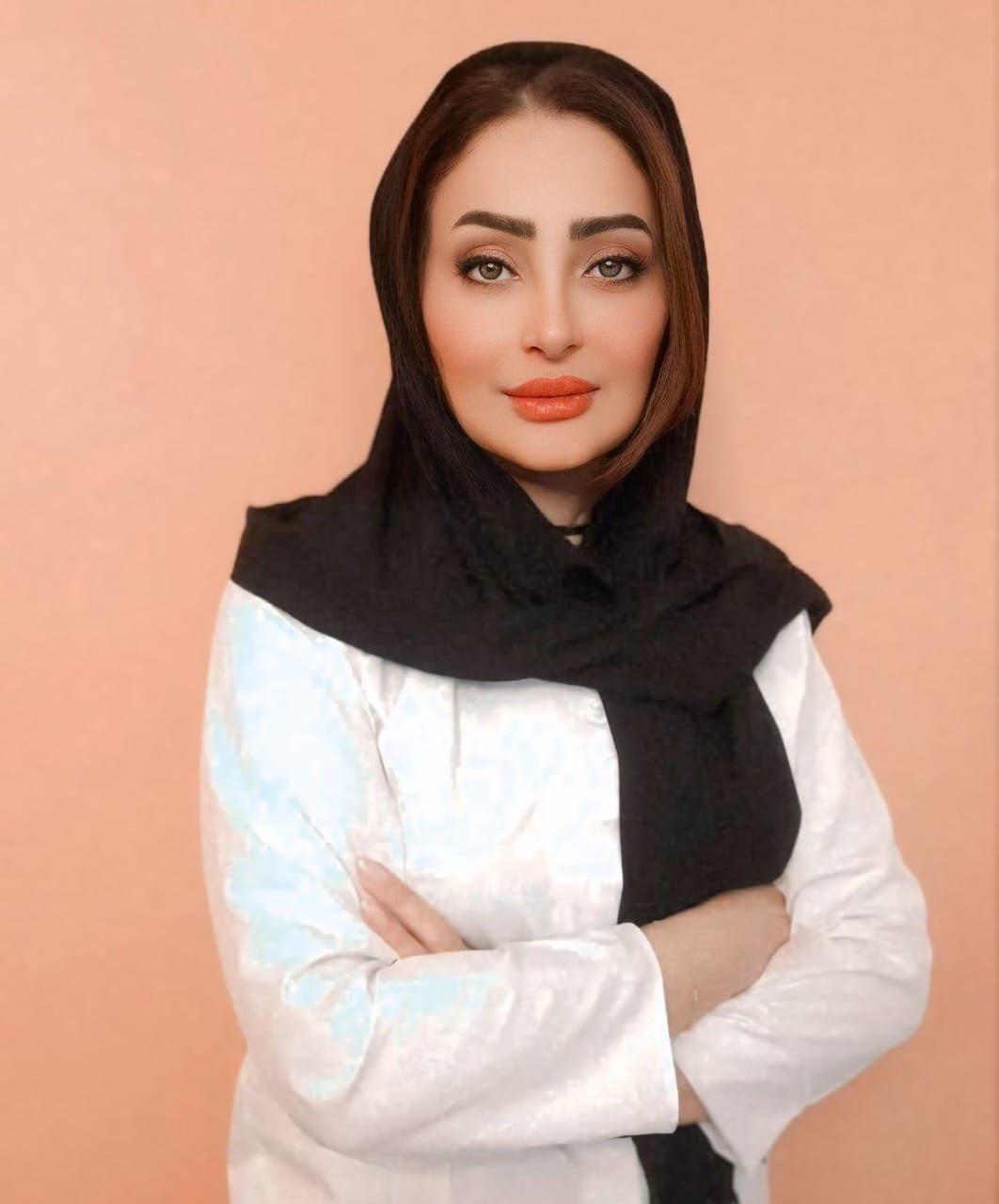 خانم مریم فهمی‌فر درمانگر زخم و مؤسس مرکز درمان زخم پاشنه و کلینیک زخم کده در حال بررسی و ثبت پرونده بیمار