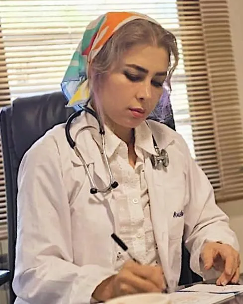 خانم دکتر یکتا محمدی ایروانی؛ متخصص داخلی، مدیر درمانگاه هروی مرکز درمان زخم پاشنه و ناظر خدمات درمانی.