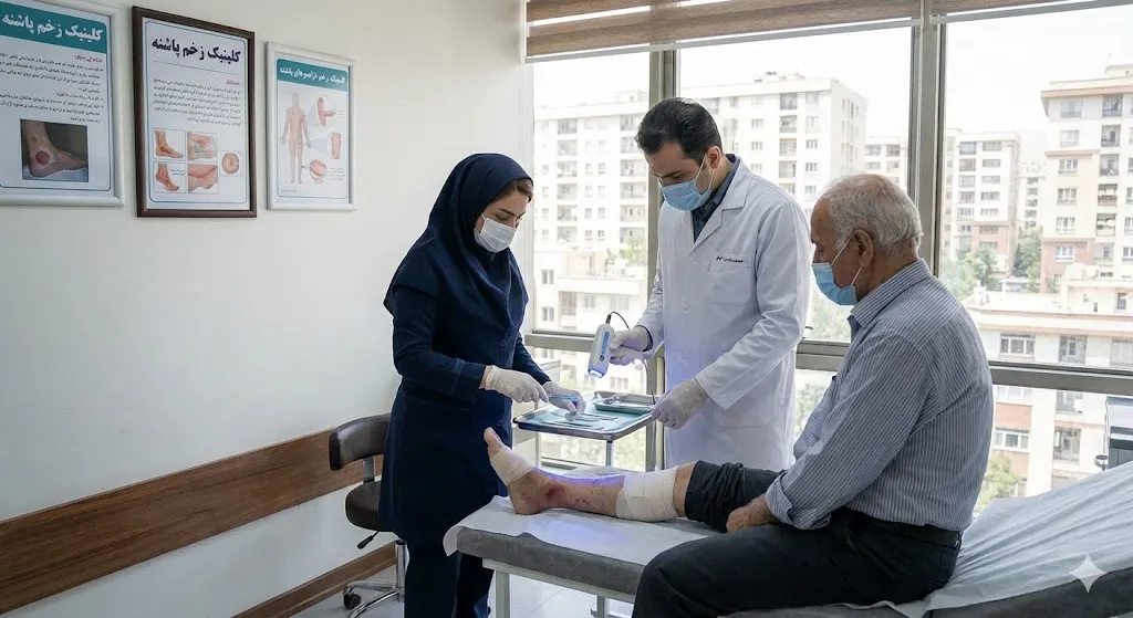 تیم تخصصی کلینیک پاشنه شامل خانم فهیمی در حال اجرای روش‌های درمان قطعی زخم با دستگاه پلاسما روی پای بیمار در تهران.