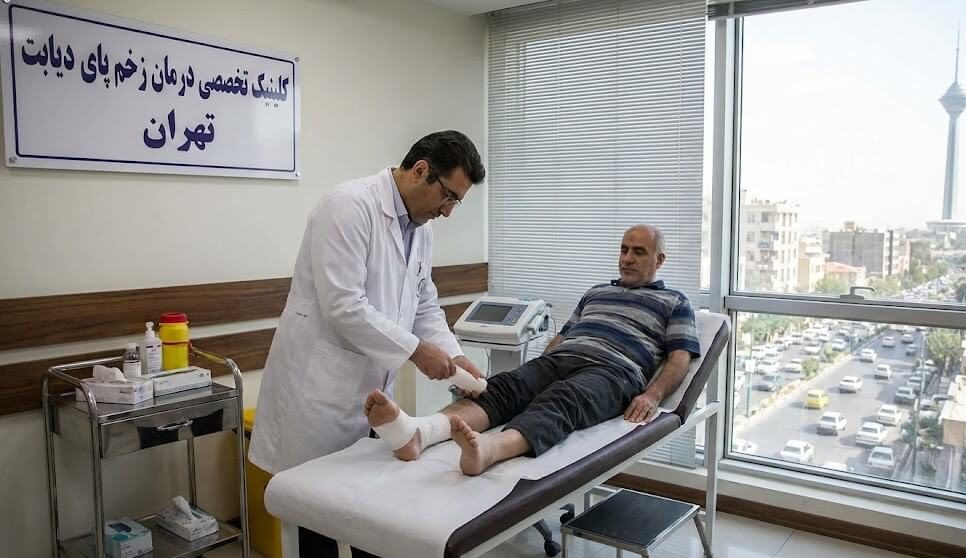 پزشک متخصص در حال انجام پانسمان و درمان زخم پای دیابتی در تهران روی پای یک بیمار سالمند در داخل کلینیک تخصصی با نمایی از شهر و برج میلاد.