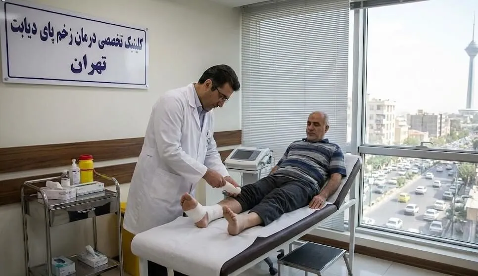 پزشک متخصص در حال انجام پانسمان و درمان زخم پای دیابتی در تهران روی پای یک بیمار سالمند در داخل کلینیک تخصصی با نمایی از شهر و برج میلاد.