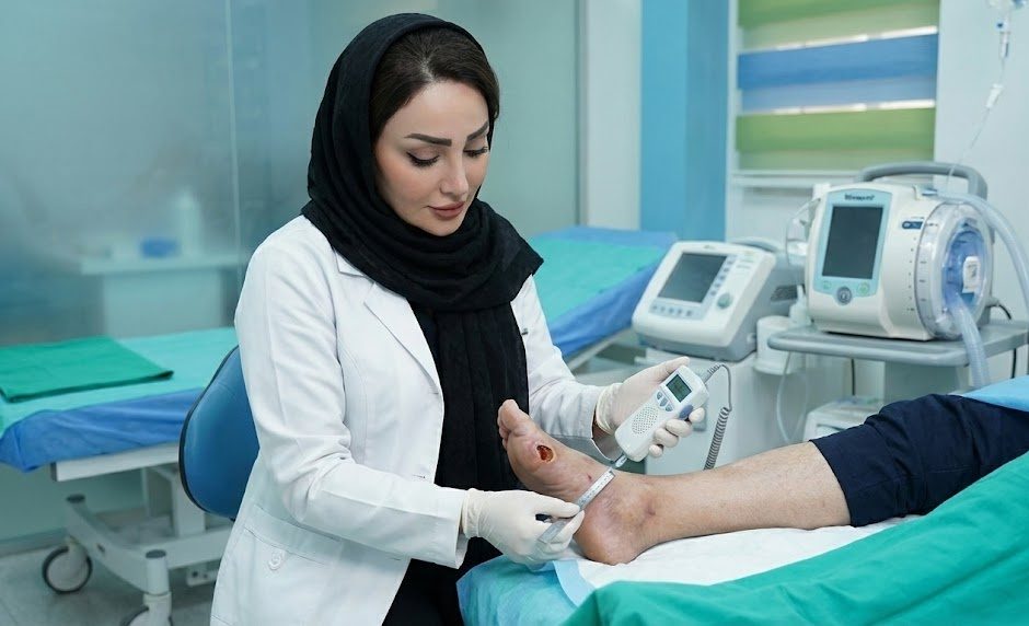 معاینه و درمان زخم پا توسط دکتر فهیمیفر با استفاده از دستگاه داپلر در کلینیک تخصصی پاشنه تهران.